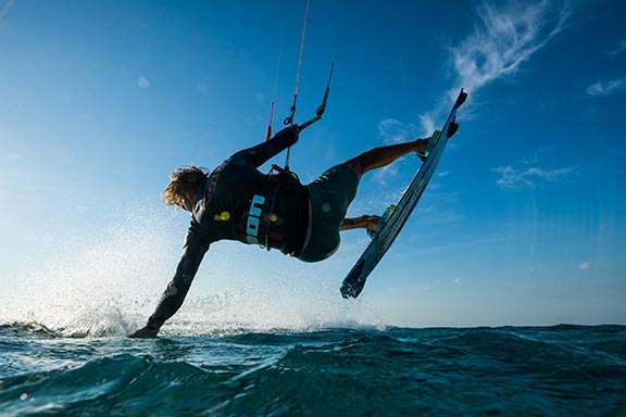 kite-surfer-in-the-air-next-to-beach-of-namotu-island-fiji