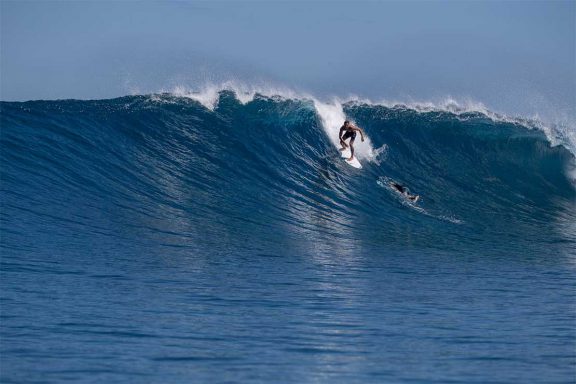 surfer-on-large-wave-at-surf-break-near-namotu-island