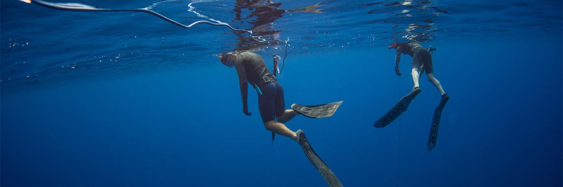 two-men-spear-fishing-at-namotu-island-banner